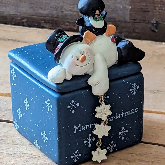 Cute Vintage Snowman Candle With Lid and Snowflake Dangles - Picture 8 of 11